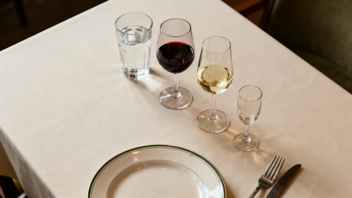 Alignement diagonal des verres sur table dressée