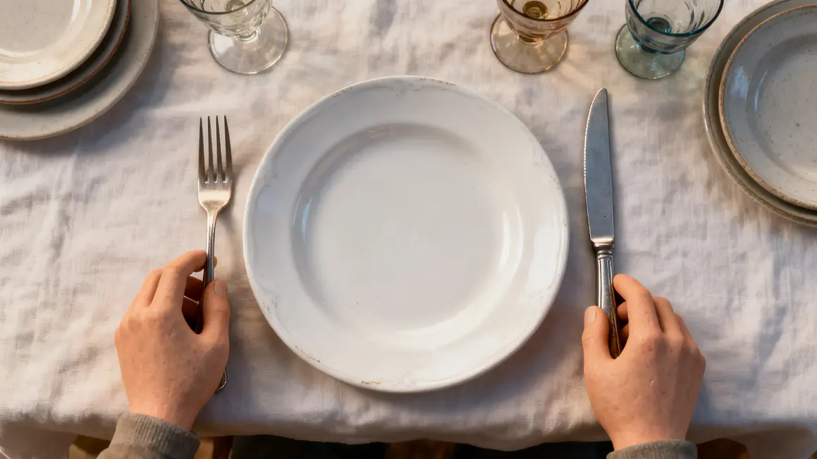 Couteau à droite, fourchette à gauche sur assiette